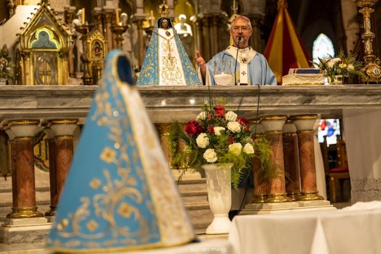 La imagen de la Virgen de Luján luce su nuevo manto con tres estrellas