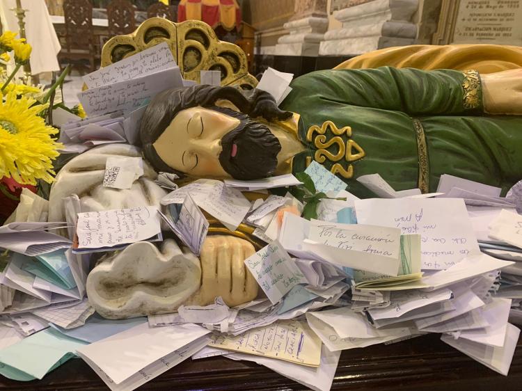 Llegó al barrio de Flores la imagen de San José dormido que donó el Papa Llegó al barrio de Flores la imagen de San José dormido que donó el Papa
