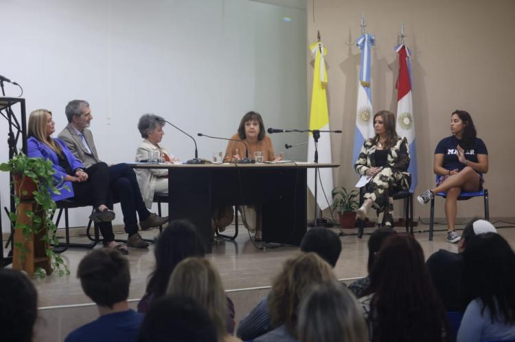 Córdoba: conversatorio sobre la niñez y la adolescencia en el mundo digital Córdoba: conversatorio sobre la niñez y la adolescencia en el mundo digital