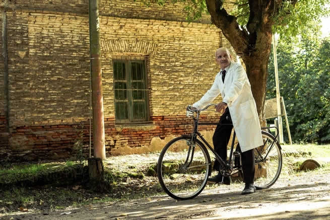 La película de Artémides Zatti está disponible en otros idiomas La película de Artémides Zatti está disponible en otros idiomas