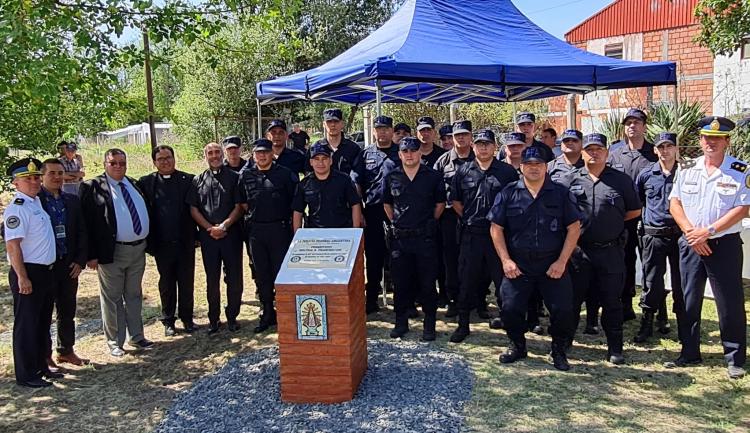 La Policía Federal inauguró un monumento dedicado al Pbro. Francesconi La Policía Federal inauguró un monumento dedicado al Pbro. Francesconi