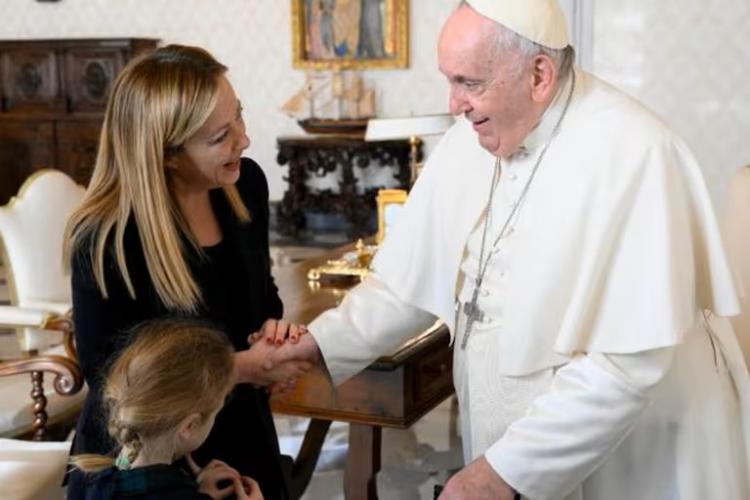 La primera ministra italiana visitó al Papa Francisco en el hospital La primera ministra italiana visitó al Papa Francisco en el hospital
