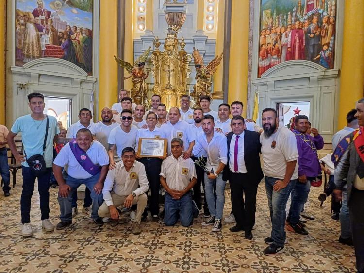 La Rioja: homenajean a un servidor con 60 años llevando a San Nicolás La Rioja: homenajean a un servidor con 60 años llevando a San Nicolás