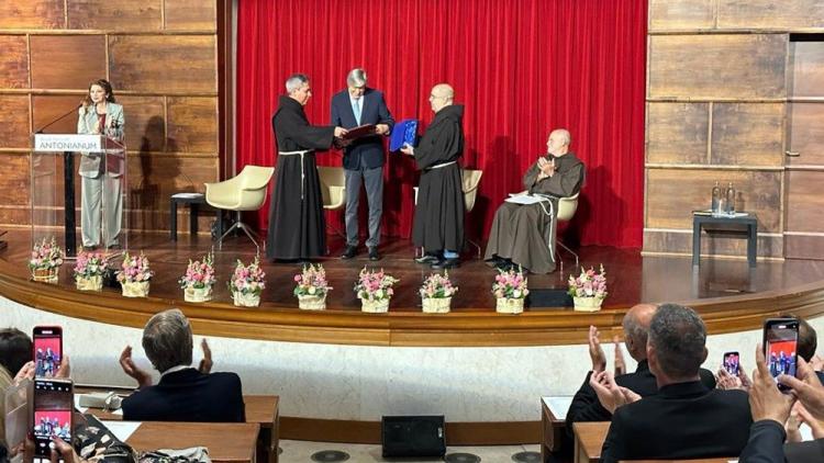 La Universidad Antonianum otorgó el premio San Francisco a Alejandro Roemmers La Universidad Antonianum otorgó el premio San Francisco a Alejandro Roemmers