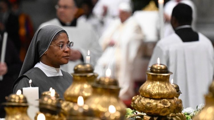 La vida consagrada ofrece a la sociedad la "luz" de los consejos evangélicos La vida consagrada ofrece a la sociedad la "luz" de los consejos evangélicos