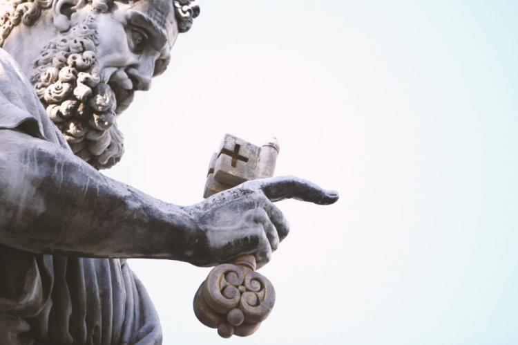 La vida de San Pedro en la fachada de la Basílica vaticana La vida de San Pedro en la fachada de la Basílica vaticana