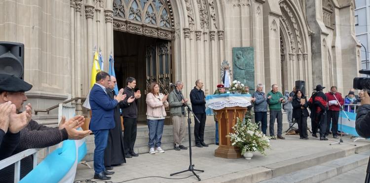 La Virgen de Luján Malvinera visitó a la comunidad diocesana de Azul La Virgen de Luján Malvinera visitó a la comunidad diocesana de Azul