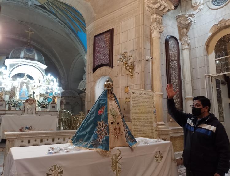 La Virgen del Valle celebra la Fiesta del Poncho con un manto muy especial