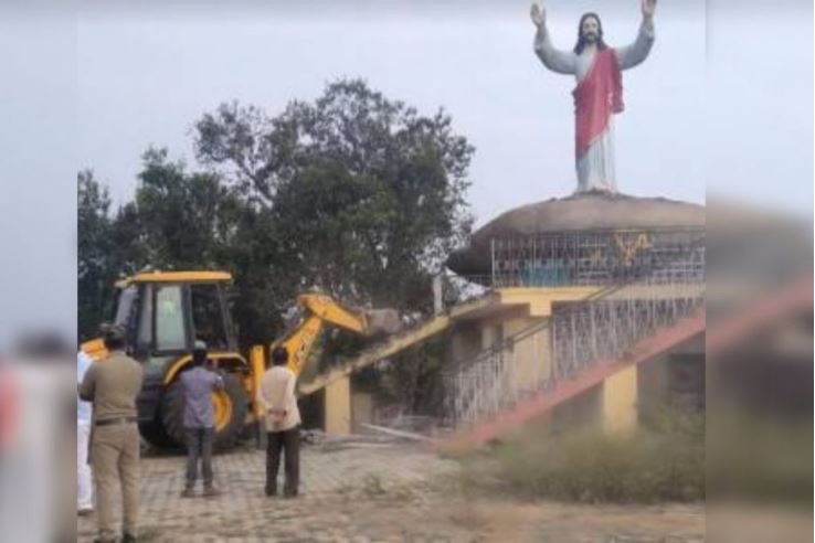 Las autoridades indias demolieron una estatua de Jesús Las autoridades indias demolieron una estatua de Jesús