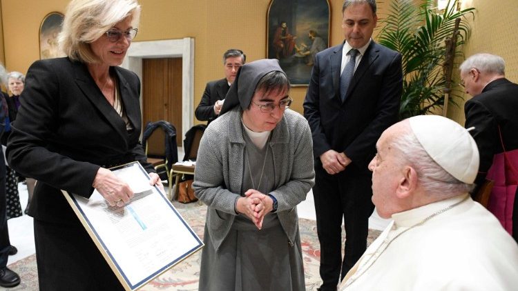 'Las religiosas están llamadas a servir a los pobres, no a ser siervas', aseguró el Papa 'Las religiosas están llamadas a servir a los pobres, no a ser siervas', aseguró el Papa