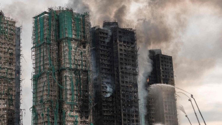León XIV reza por las víctimas del incendio en Hong Kong
