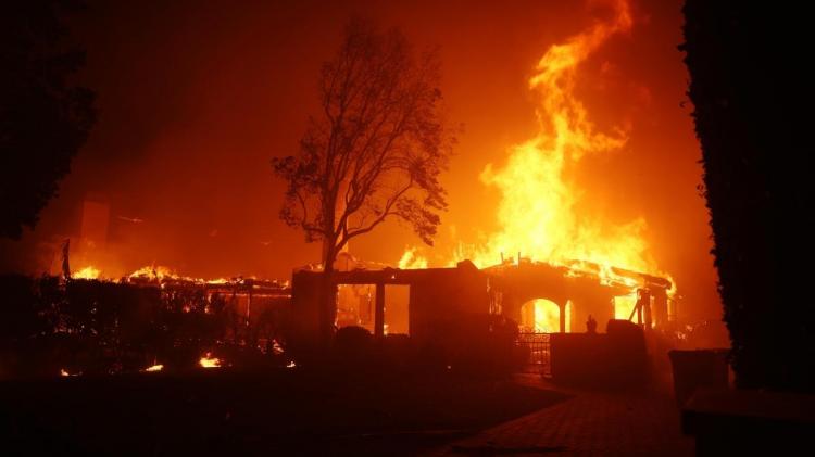 Los Ángeles: Evacuan parroquias y colegios ante el avance de los incendios Los Ángeles: Evacuan parroquias y colegios ante el avance de los incendios