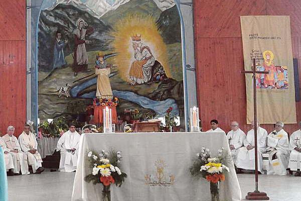 Los fieles de La Banda despiden en una misa a los misioneros de La Salette