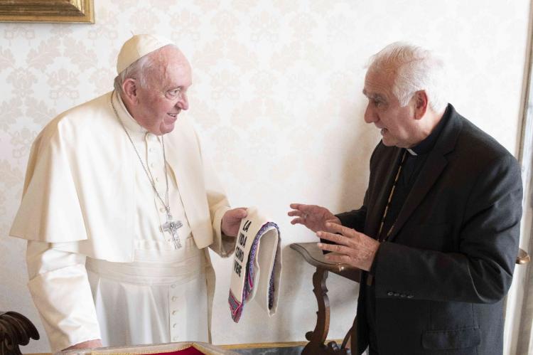 Los Hogares de Cristo obsequian una Estola al Papa Francisco Los Hogares de Cristo obsequian una Estola al Papa Francisco