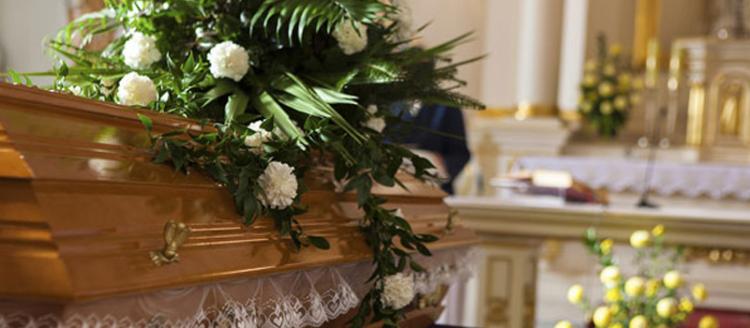 'Los muertos necesitan oraciones, no alabanzas', advirtió un obispo inglés