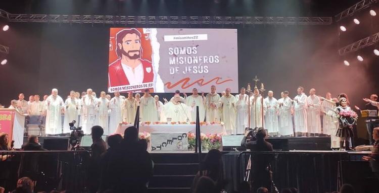 Los niños de Buenos Aires asumen la misión durante una misa en el Luna Park Los niños de Buenos Aires asumen la misión durante una misa en el Luna Park