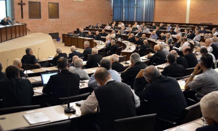 Los obispos argentinos invitan a 'ponerse la patria al hombro' y salir adelante Los obispos argentinos invitan a 'ponerse la patria al hombro' y salir adelante