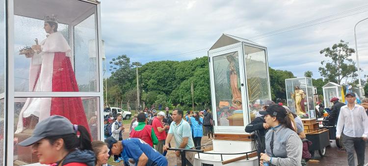 Los peregrinos de San Luis del Palmar llegaron a Itatí para honrar a la Virgen Los peregrinos de San Luis del Palmar llegaron a Itatí para honrar a la Virgen