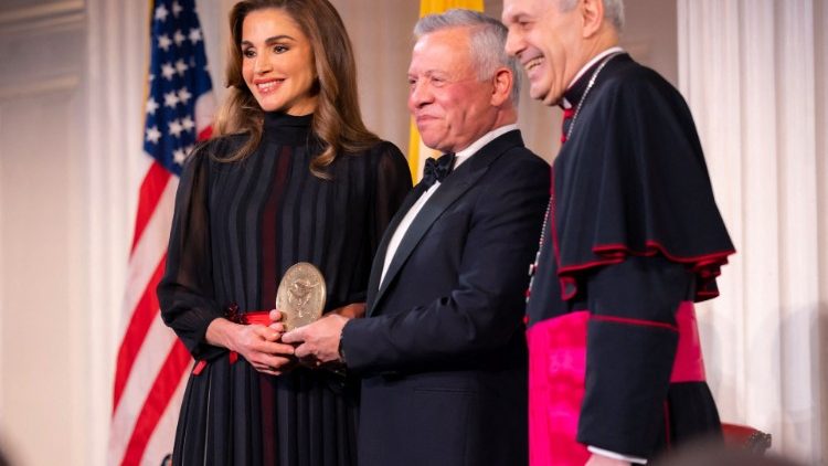 Los reyes de Jordania reciben el premio "Path to peace" del Vaticano Los reyes de Jordania reciben el premio "Path to peace" del Vaticano
