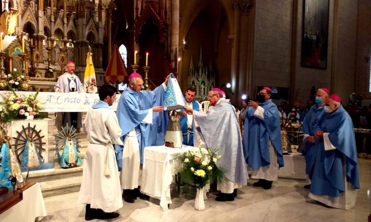 Luján: El cambio de manto nos recuerda que nuestra Iglesia necesita renovarse siempre Luján: El cambio de manto nos recuerda que nuestra Iglesia necesita renovarse siempre