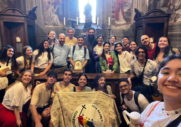 Más de 1.000 jóvenes argentinos parten hacia Roma para el Jubileo de la Esperanza Más de 1.000 jóvenes argentinos parten hacia Roma para el Jubileo de la Esperanza