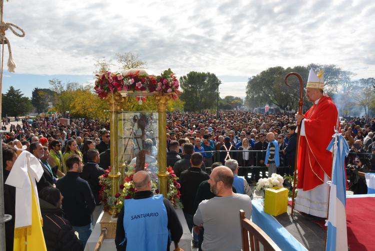 Multitudinaria peregrinación al Cristo de la Quebrada en San Luis