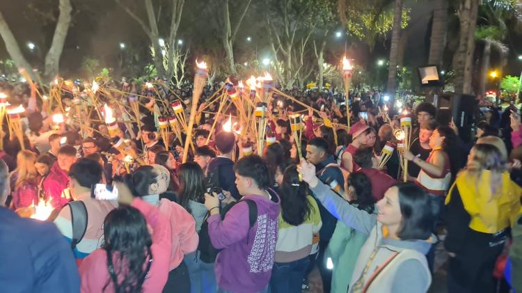 Más de 500 jóvenes participaron de la bendición de las antorchas en Colón Más de 500 jóvenes participaron de la bendición de las antorchas en Colón