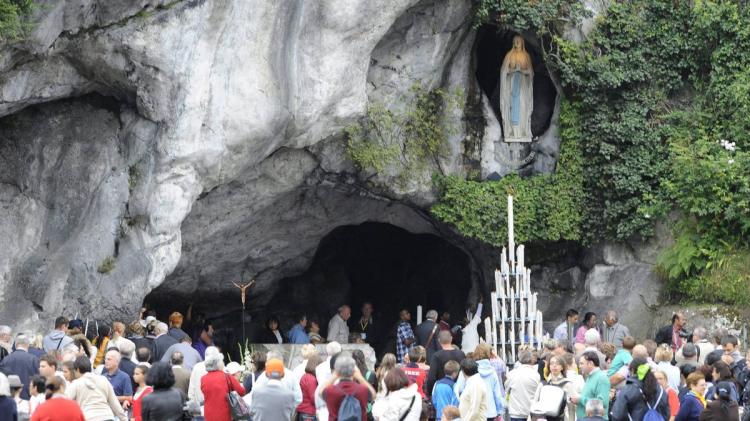 Mensaje del Papa a los peregrinos franceses reunidos en Lourdes