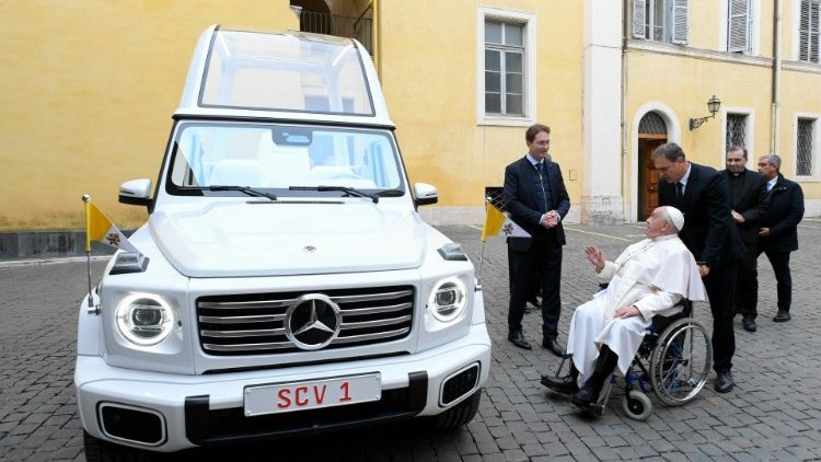 Mercedes-Benz le regala a Francisco un nuevo papamóvil eléctrico Mercedes-Benz le regala a Francisco un nuevo papamóvil eléctrico