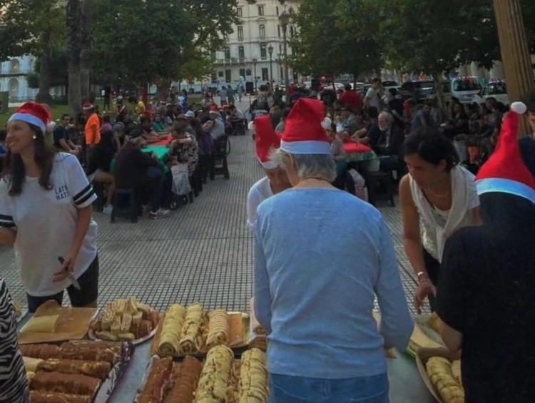 Mesa tendida en la Plaza de Mayo para los sin techo y demás personas vulnerables Mesa tendida en la Plaza de Mayo para los sin techo y demás personas vulnerables