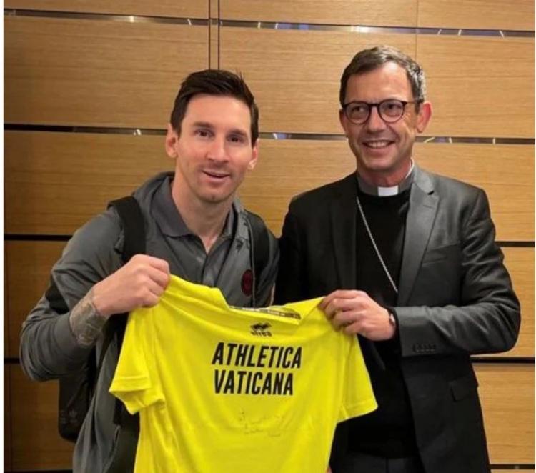 Messi recibió una camiseta de Athletica Vaticana firmada por Francisco Messi recibió una camiseta de Athletica Vaticana firmada por Francisco