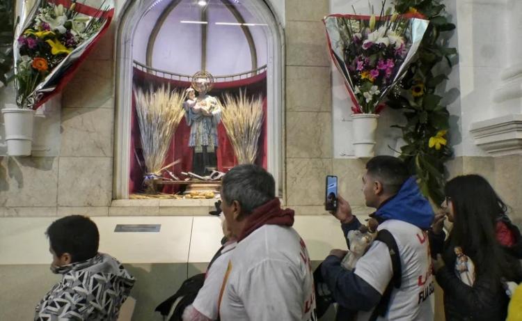Miles de devotos se "reencuentran" con San Cayetano para pedir paz, pan y trabajo Miles de devotos se "reencuentran" con San Cayetano para pedir paz, pan y trabajo