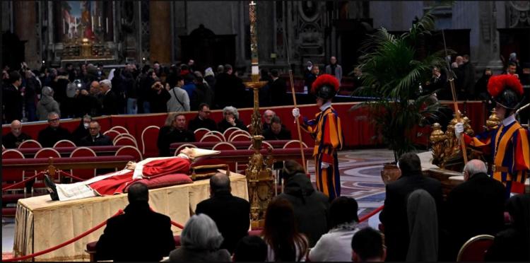 Miles de fieles despiden a Benedicto XVI en la Basílica de San Pedro Miles de fieles despiden a Benedicto XVI en la Basílica de San Pedro