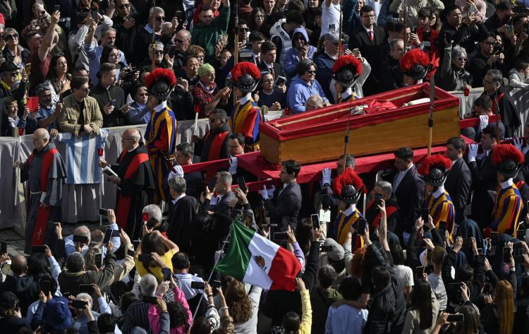 Miles de fieles dan el último adiós al Papa Francisco en la basílica de San Pedro Miles de fieles dan el último adiós al Papa Francisco en la basílica de San Pedro