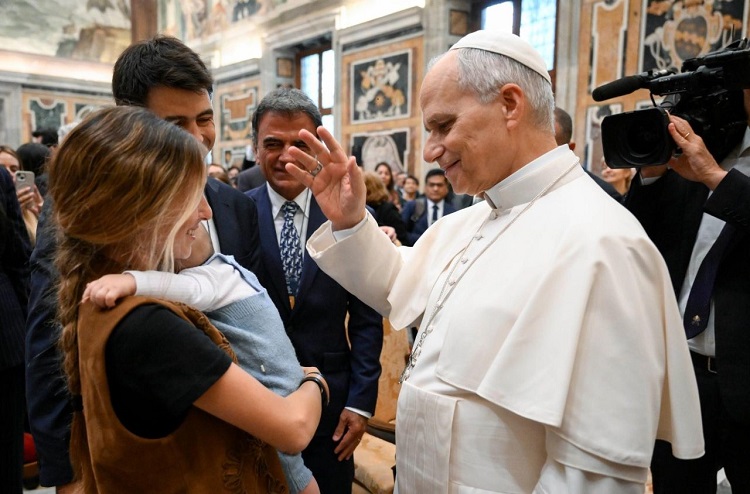 'Mirar a los enfermos como Dios los mira', pidió el Papa a los gestores sanitarios