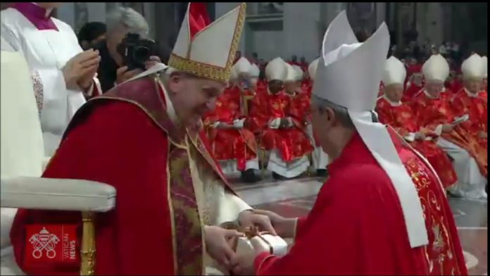 Mons. Ángel Rossi recibió el palio arzobispal que bendijo Francisco Mons. Ángel Rossi recibió el palio arzobispal que bendijo Francisco