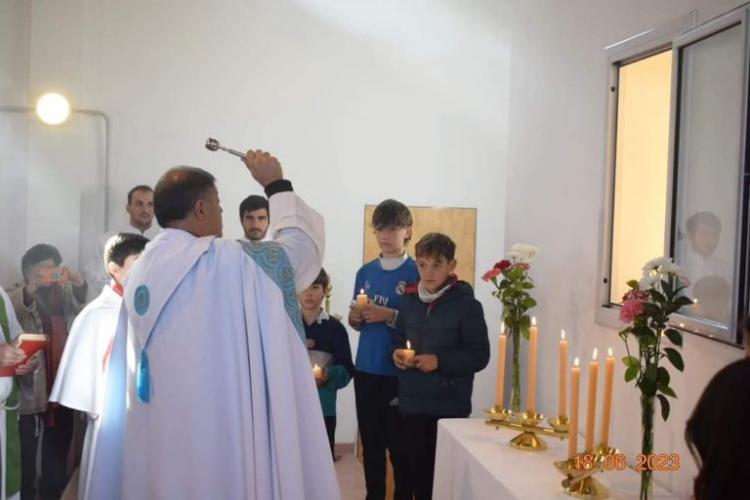 Mons. Araya bendijo la primera capilla de adoración perpetua en Cruz del Eje Mons. Araya bendijo la primera capilla de adoración perpetua en Cruz del Eje