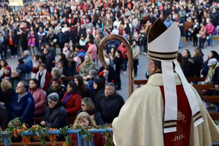 Mons. Araya: 'La Iglesia es familia por el vínculo del amor' Mons. Araya: 'La Iglesia es familia por el vínculo del amor'