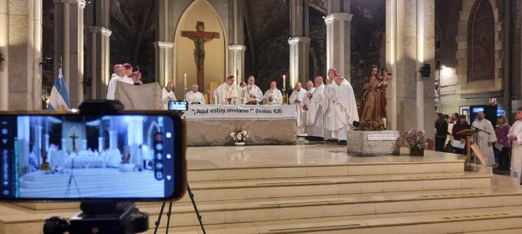 Mons. Ares asumió en Bariloche alentando a ser una 'Iglesia en salida' Mons. Ares asumió en Bariloche alentando a ser una 'Iglesia en salida'