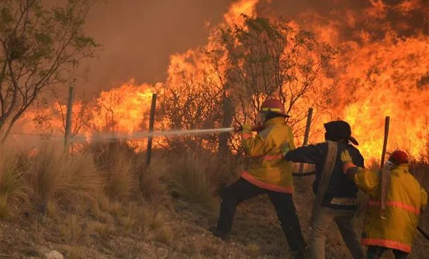 Mons. Barba agradeció a bomberos y brigadistas por extinguir los incendios Mons. Barba agradeció a bomberos y brigadistas por extinguir los incendios