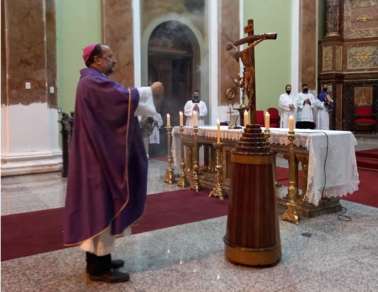 "Disponer los corazones a una conversión para que la Pascua sea vida nueva" "Disponer los corazones a una conversión para que la Pascua sea vida nueva"