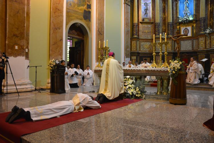 Mons. Barba ordenó un nuevo sacerdote en San Luis Mons. Barba ordenó un nuevo sacerdote en San Luis