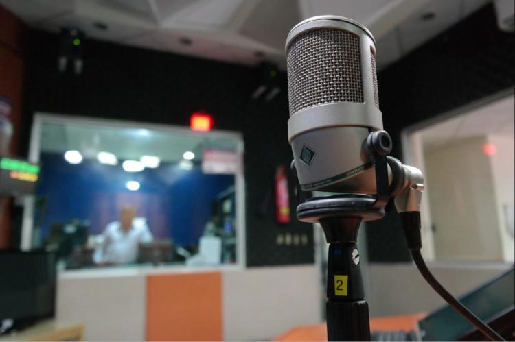 Mons. Barba saludó a todos los que hacen posible la "magia de la Radio" Mons. Barba saludó a todos los que hacen posible la "magia de la Radio"