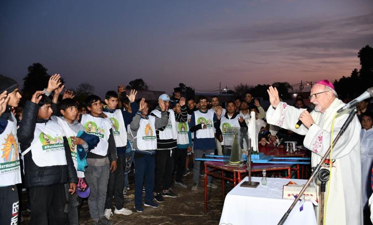 Mons. Bokalic bendijo la piedra fundamental del primer Hogar de Cristo en La Banda Mons. Bokalic bendijo la piedra fundamental del primer Hogar de Cristo en La Banda