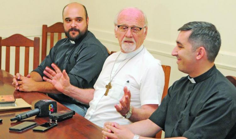 Mons. Bokalic pidió "prudencia" ante el fenómeno de la Virgen "que llora sangre" Mons. Bokalic pidió "prudencia" ante el fenómeno de la Virgen "que llora sangre"