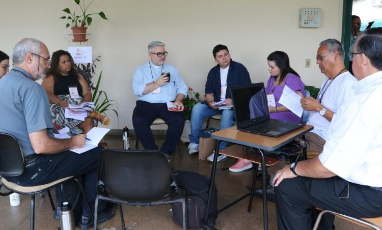 Mons. Braida da detalles de la propuesta de 'Iglesia sencilla' de la delegación chilena Mons. Braida da detalles de la propuesta de 'Iglesia sencilla' de la delegación chilena
