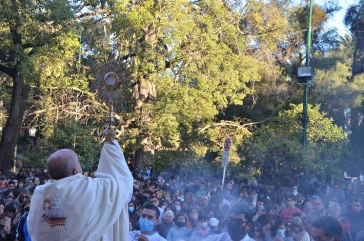 Mons. Cargnello: "Valoremos la Eucaristía, fuente de la unidad de nuestras familias"