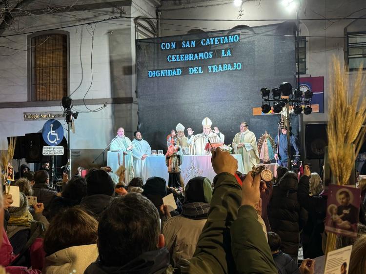 Mons. Carrara en San Cayetano: 'Solo con el pan y el trabajo va a haber paz social' Mons. Carrara en San Cayetano: 'Solo con el pan y el trabajo va a haber paz social'