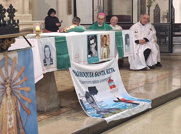 Mons. Carrara se disculpa por los cánticos políticos durante una misa Mons. Carrara se disculpa por los cánticos políticos durante una misa