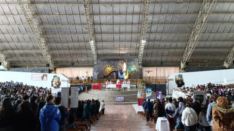 Mons. Colombo, a estudiantes mendocinos: 'Hay que vivir la fe más allá del ámbito escolar' Mons. Colombo, a estudiantes mendocinos: 'Hay que vivir la fe más allá del ámbito escolar'